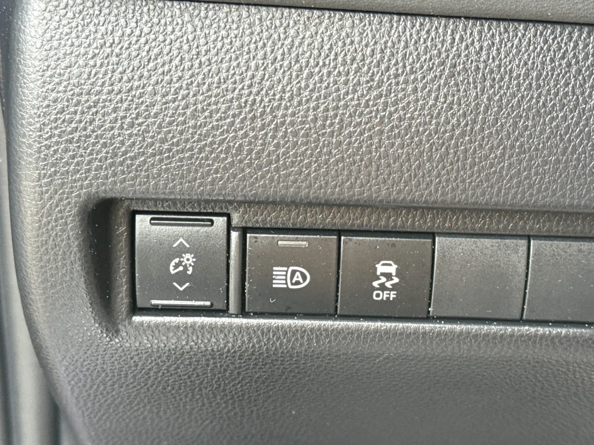 2023 Toyota Venza XLE thumbnail 24