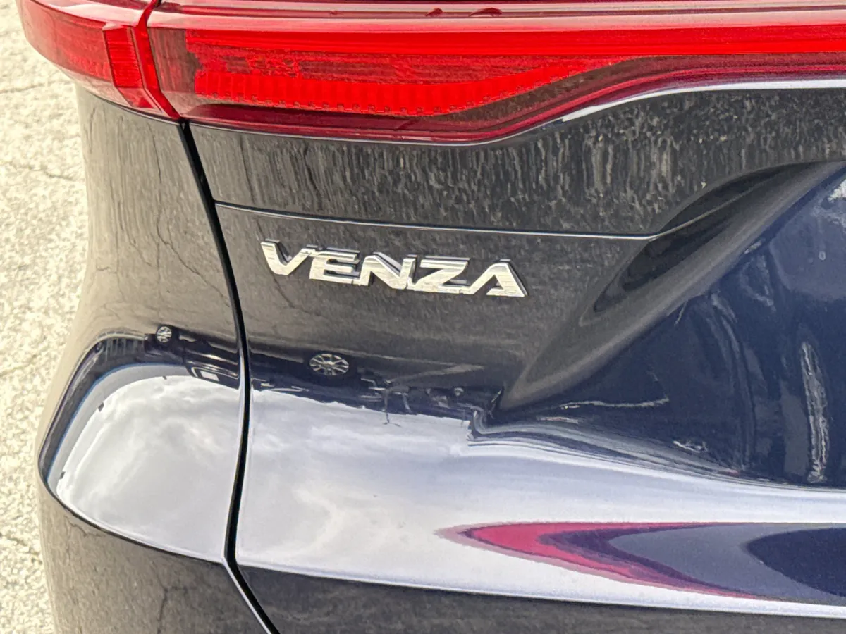 2023 Toyota Venza XLE thumbnail 9