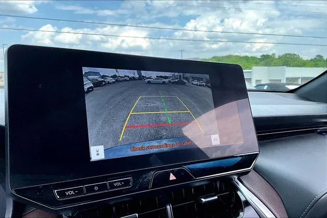 2023 Toyota Venza XLE thumbnail 13