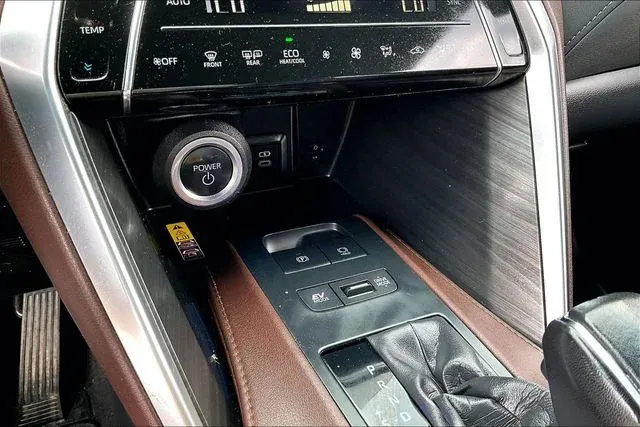 2023 Toyota Venza XLE thumbnail 24