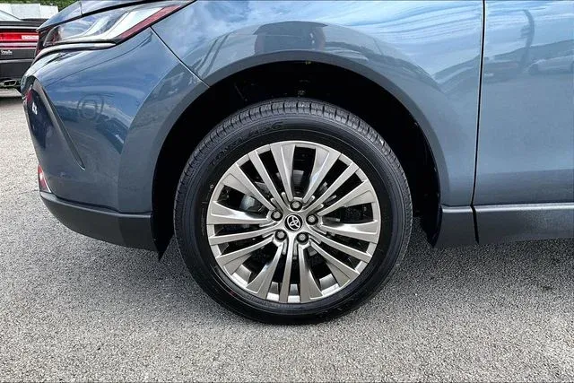2023 Toyota Venza XLE thumbnail 28