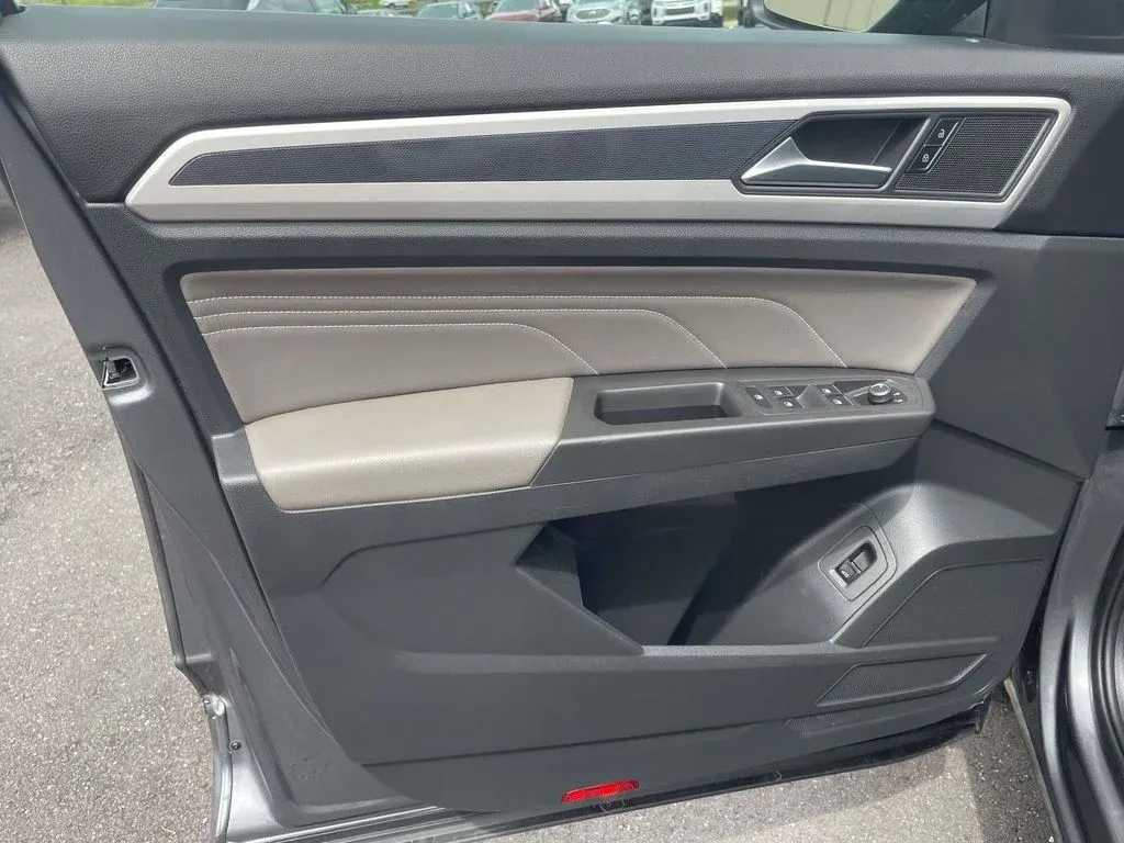 2023 Volkswagen Atlas 3.6L V6 SEL R-Line thumbnail 11