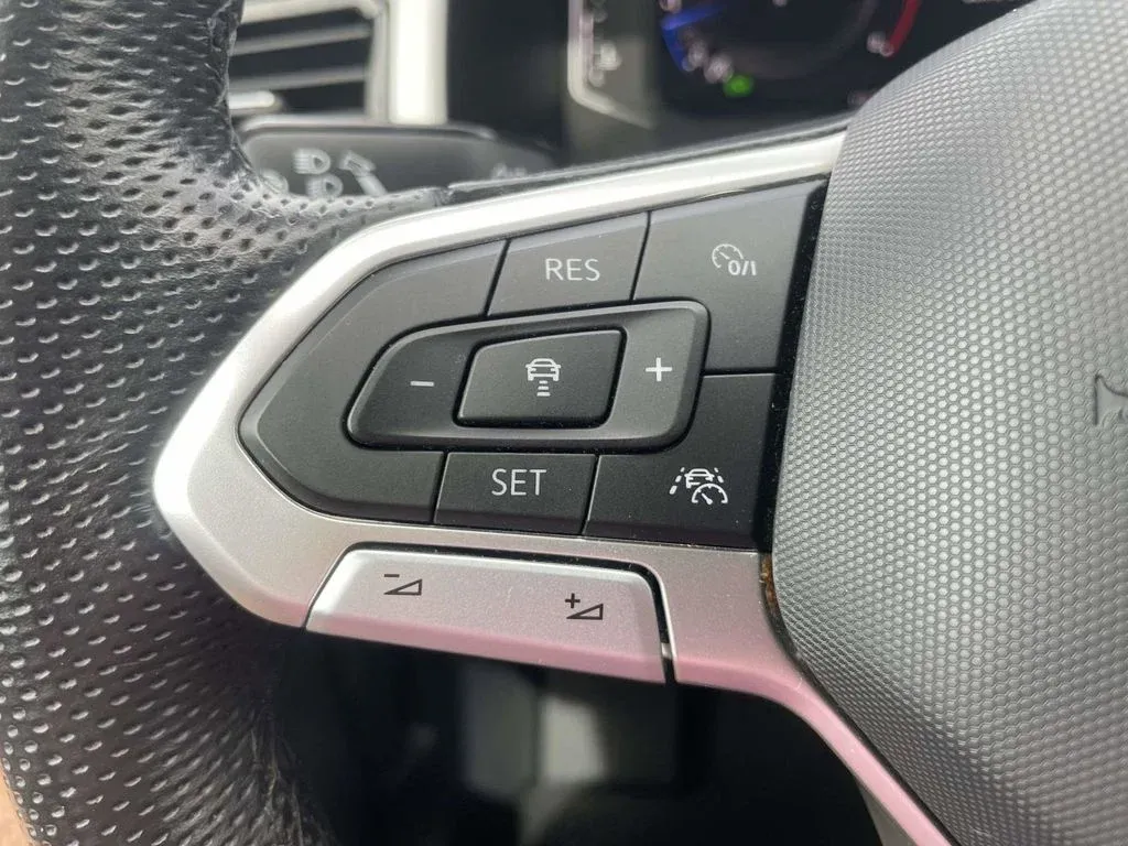 2023 Volkswagen Atlas 3.6L V6 SEL R-Line thumbnail 16