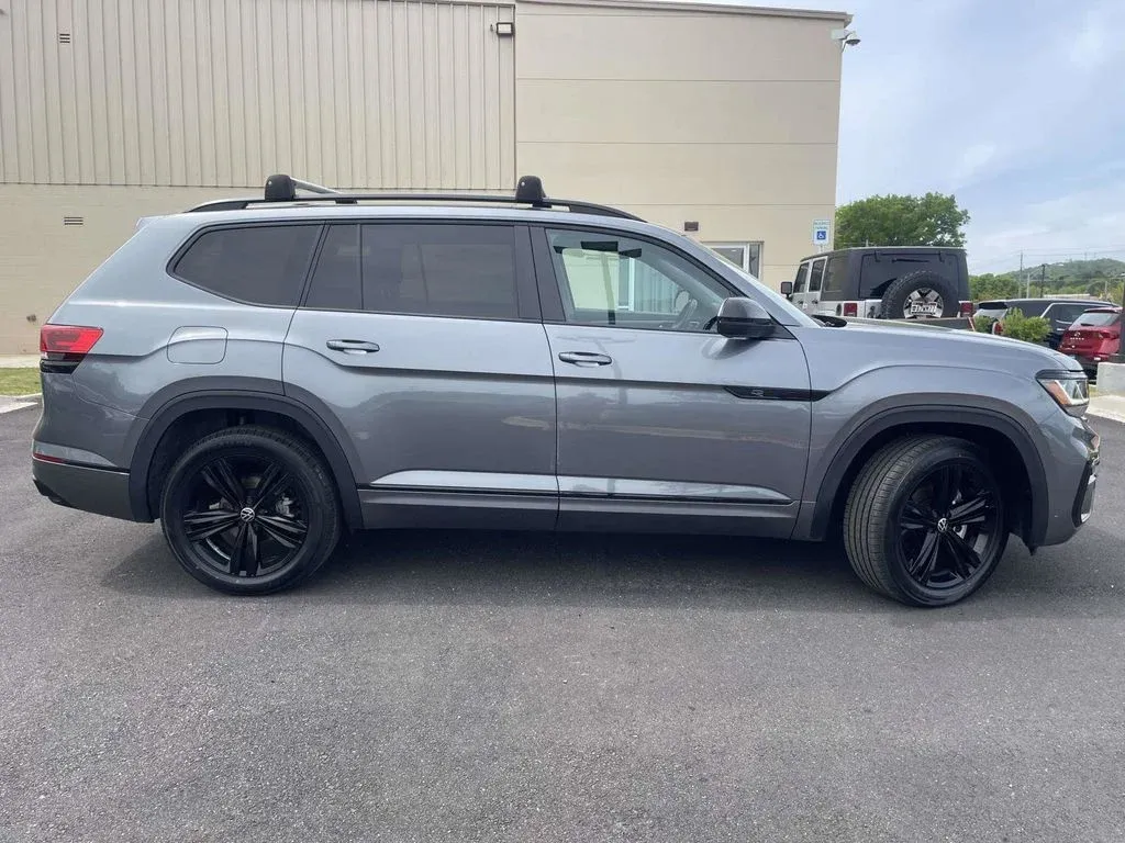2023 Volkswagen Atlas 3.6L V6 SEL R-Line thumbnail 2