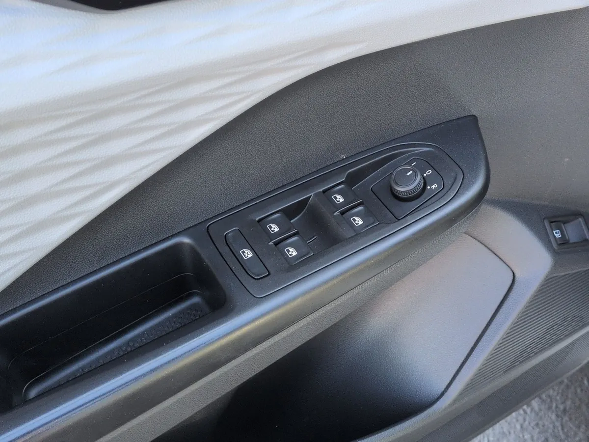2023 Volkswagen Taos S thumbnail 14