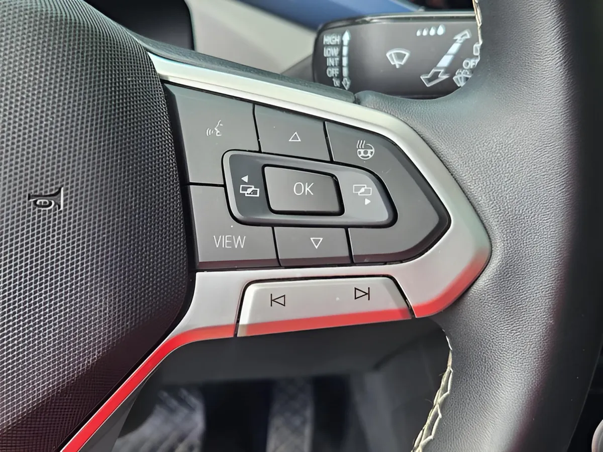 2023 Volkswagen Taos SE thumbnail 14