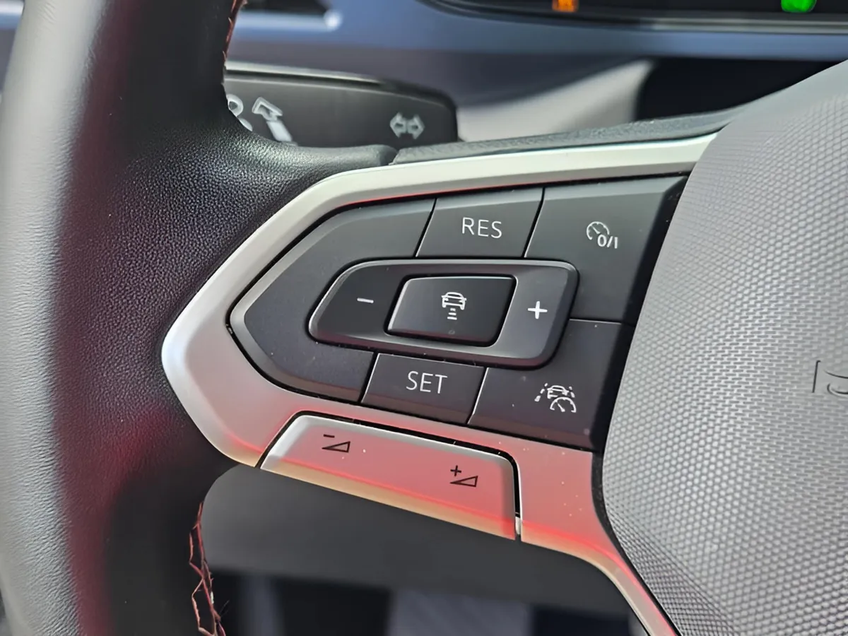 2023 Volkswagen Taos SE thumbnail 15