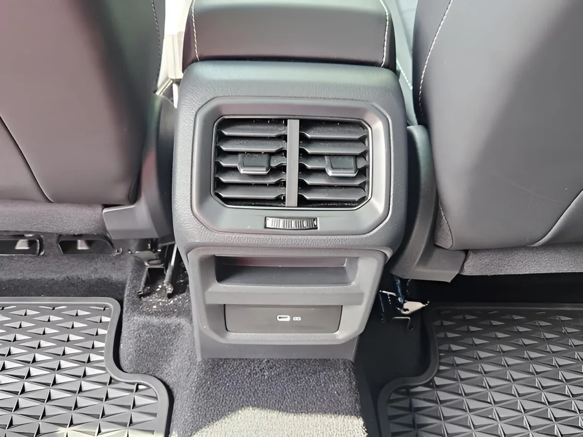 2023 Volkswagen Taos SE thumbnail 18