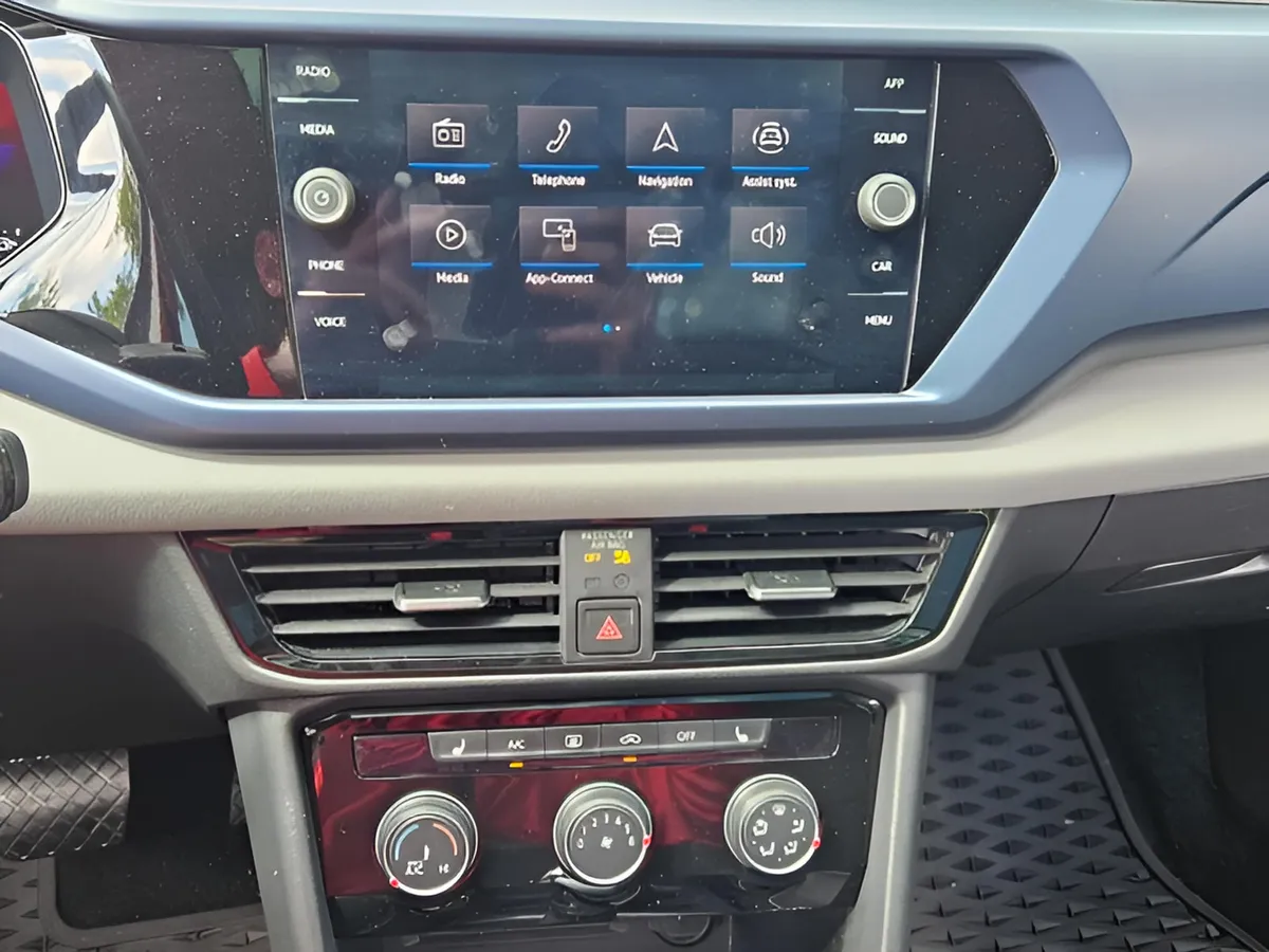 2023 Volkswagen Taos SE thumbnail 26