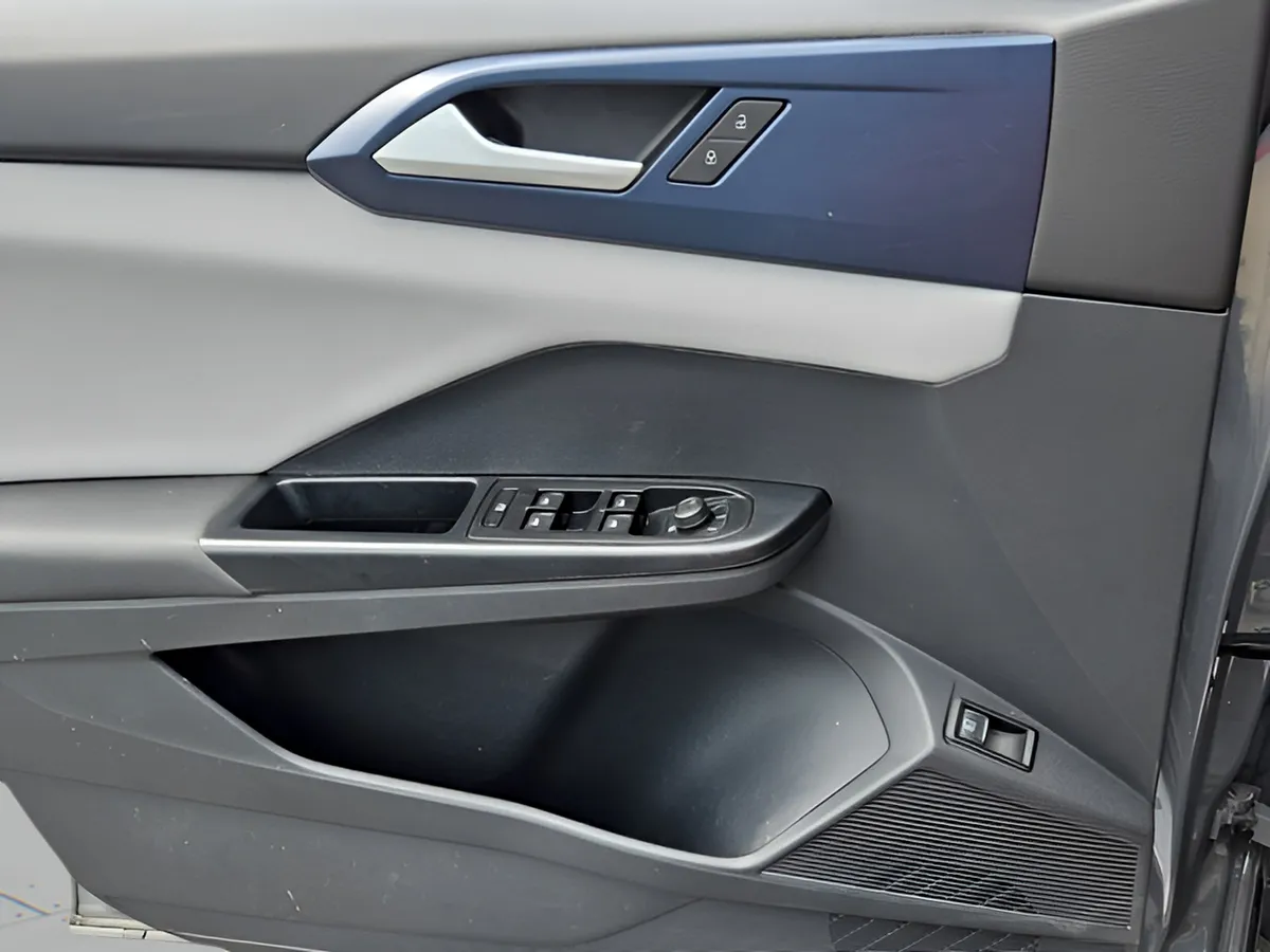 2023 Volkswagen Taos SE thumbnail 28