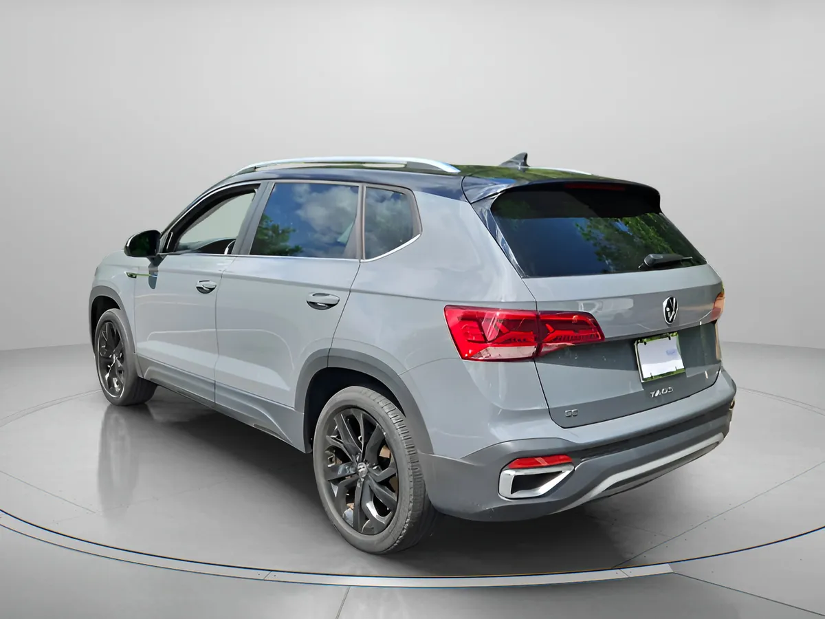 2023 Volkswagen Taos SE thumbnail 3