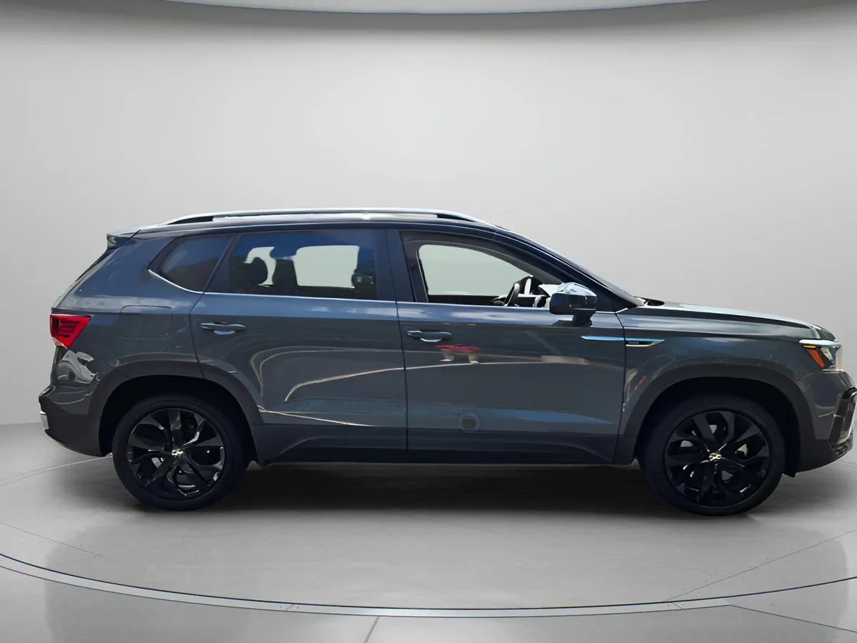2023 Volkswagen Taos SE thumbnail 6