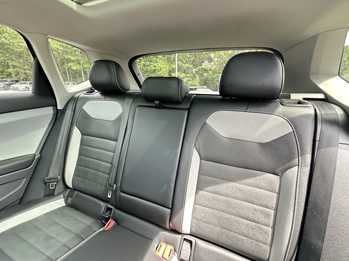 2023 Volkswagen Taos SEL 4MOTION *Ltd Avail* thumbnail 9