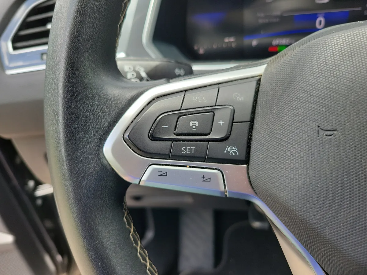 2023 Volkswagen Tiguan 2.0T SE thumbnail 18