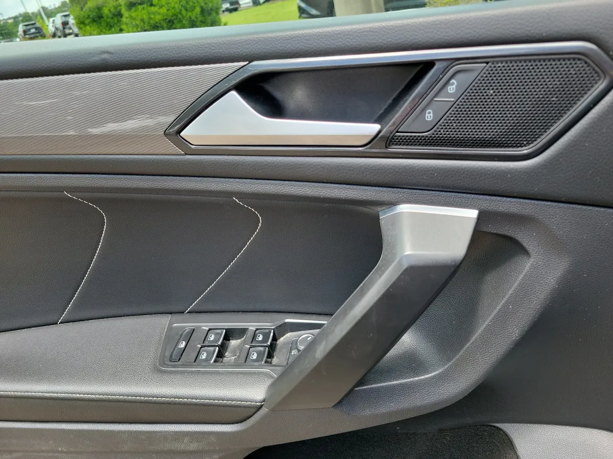 2023 Volkswagen Tiguan 2.0T SE thumbnail 22