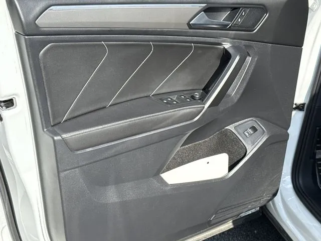 2023 Volkswagen Tiguan 2.0T SE R-Line Black thumbnail 16
