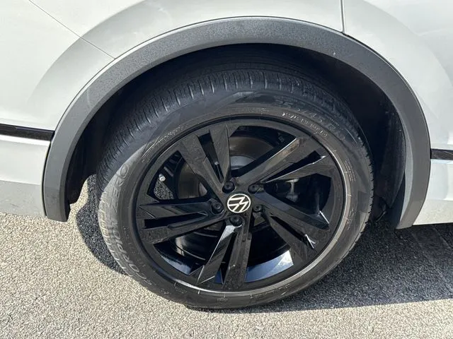 2023 Volkswagen Tiguan 2.0T SE R-Line Black thumbnail 7