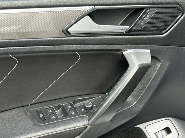 2023 Volkswagen Tiguan 2.0T SE R-Line Black thumbnail 15
