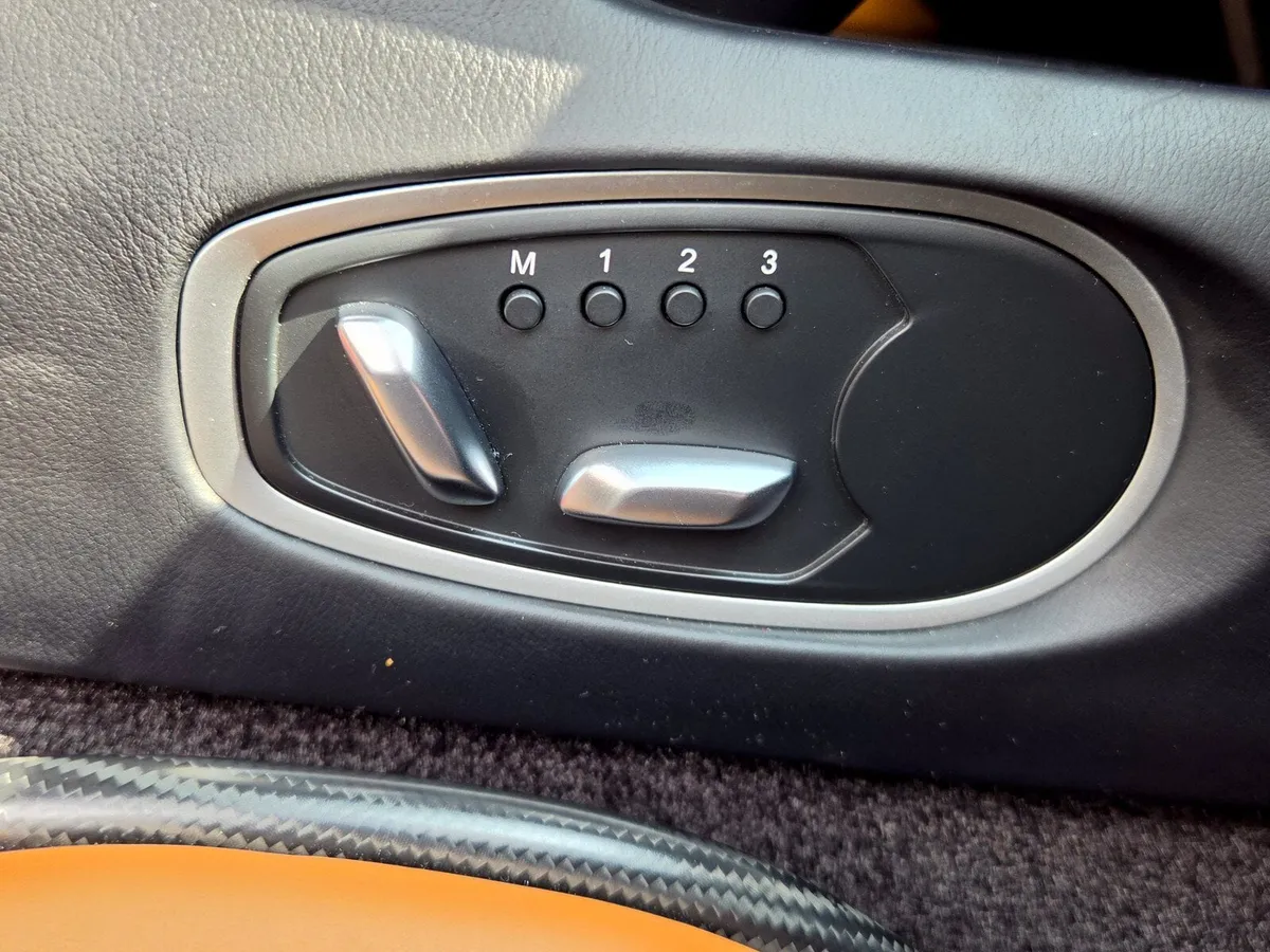 2024 Aston Martin DB12 thumbnail 27