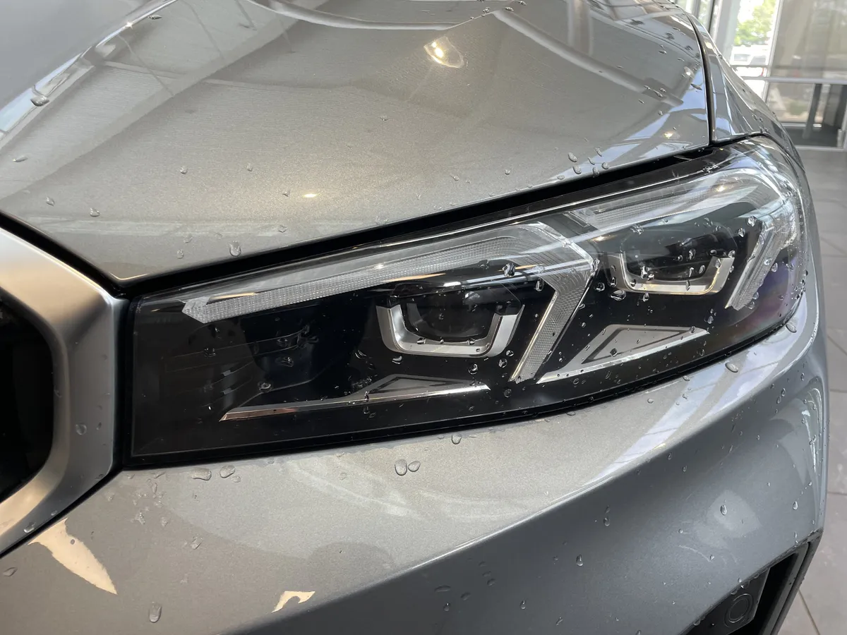 2024 BMW 3 Series 330i xDrive thumbnail 4