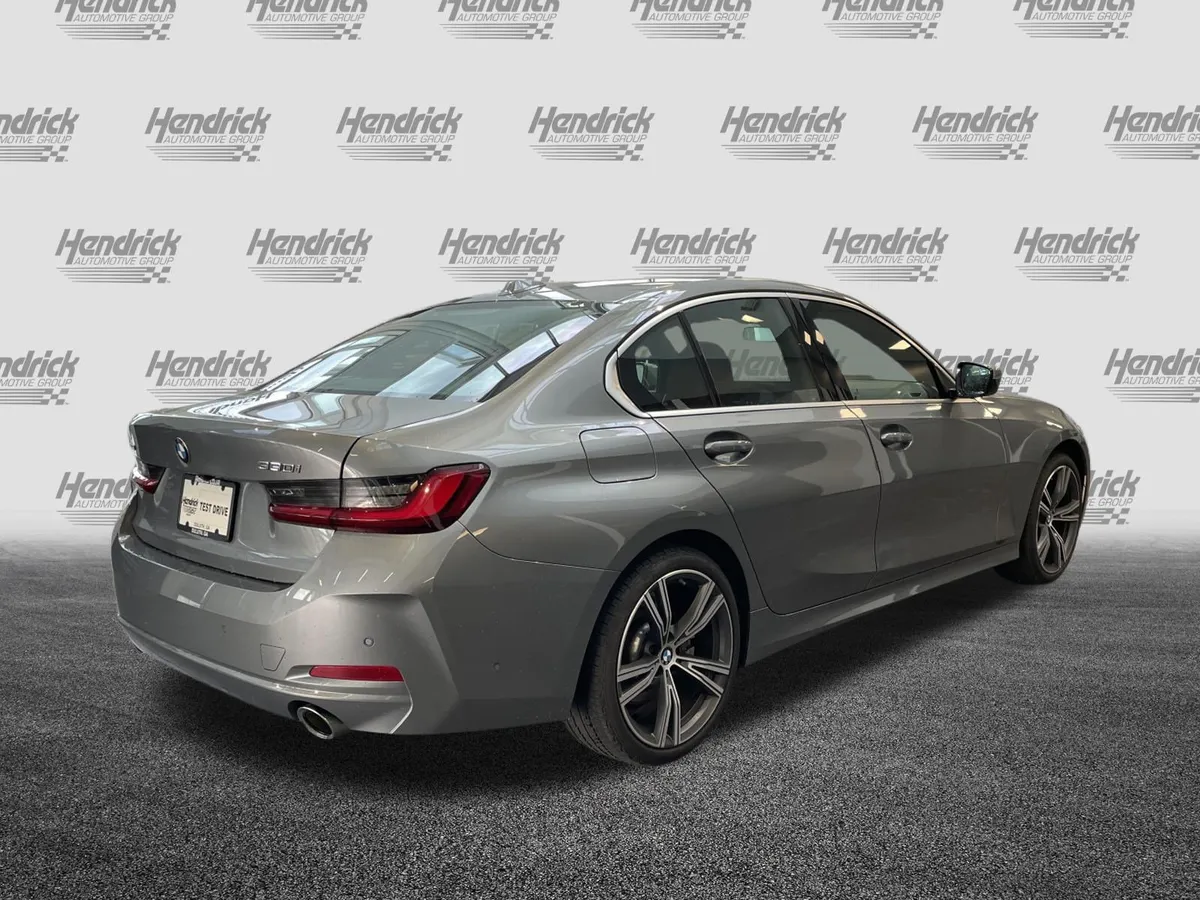 2024 BMW 3 Series 330i xDrive thumbnail 9