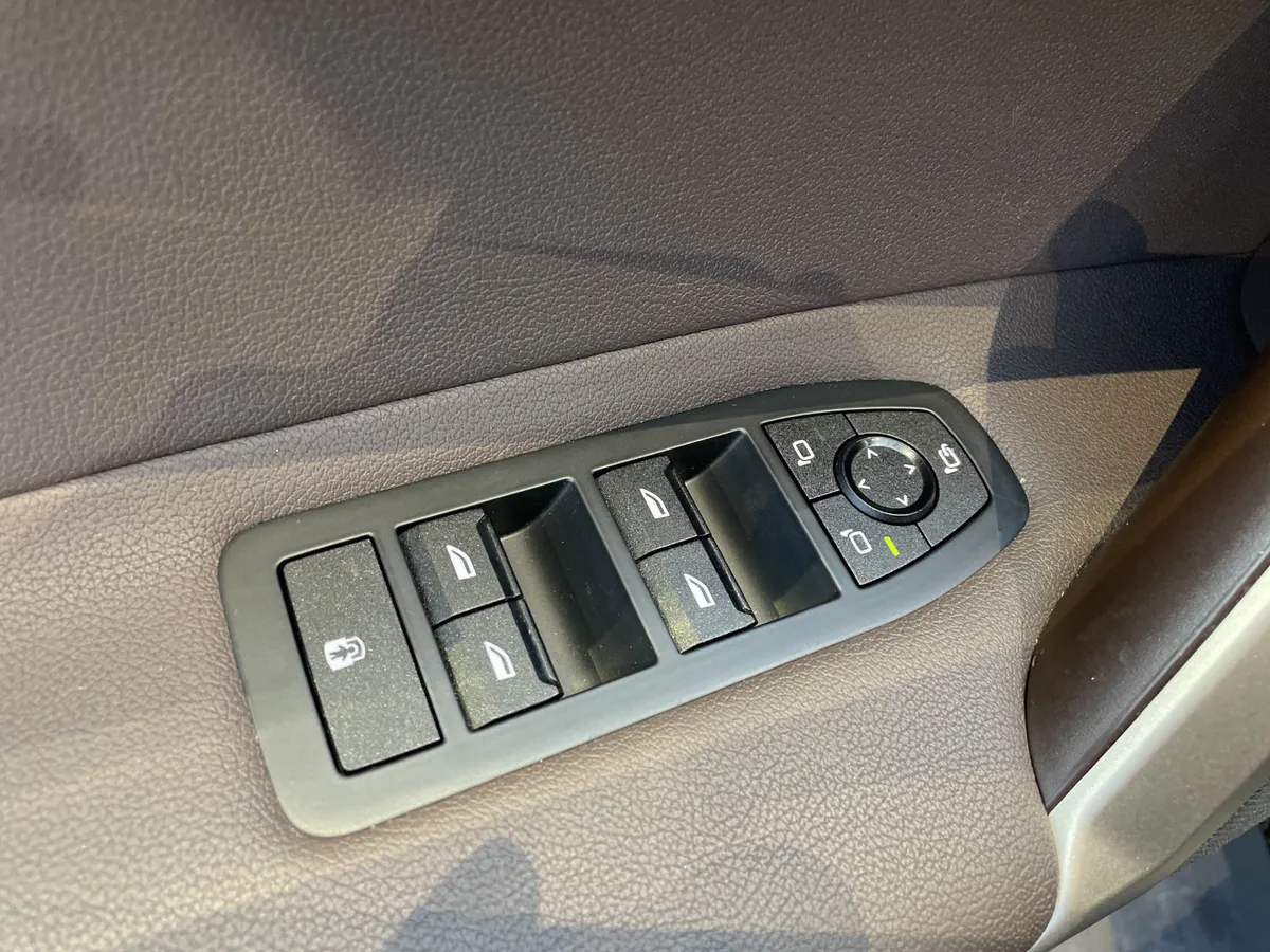 2024 BMW iX xDrive50 thumbnail 16