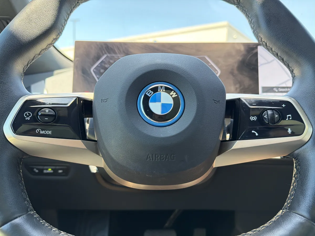 2024 BMW iX xDrive50 thumbnail 11
