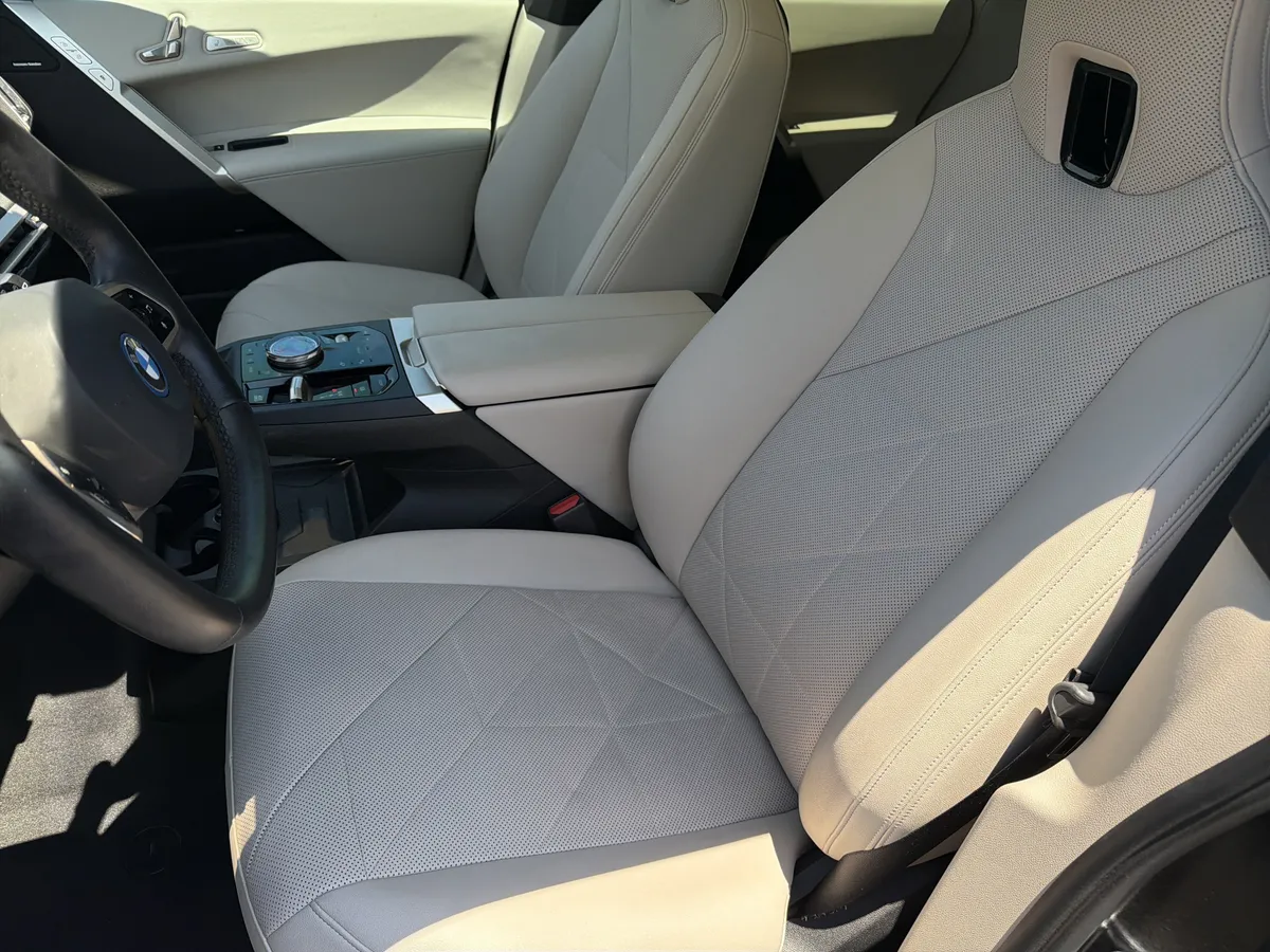 2024 BMW iX xDrive50 thumbnail 16