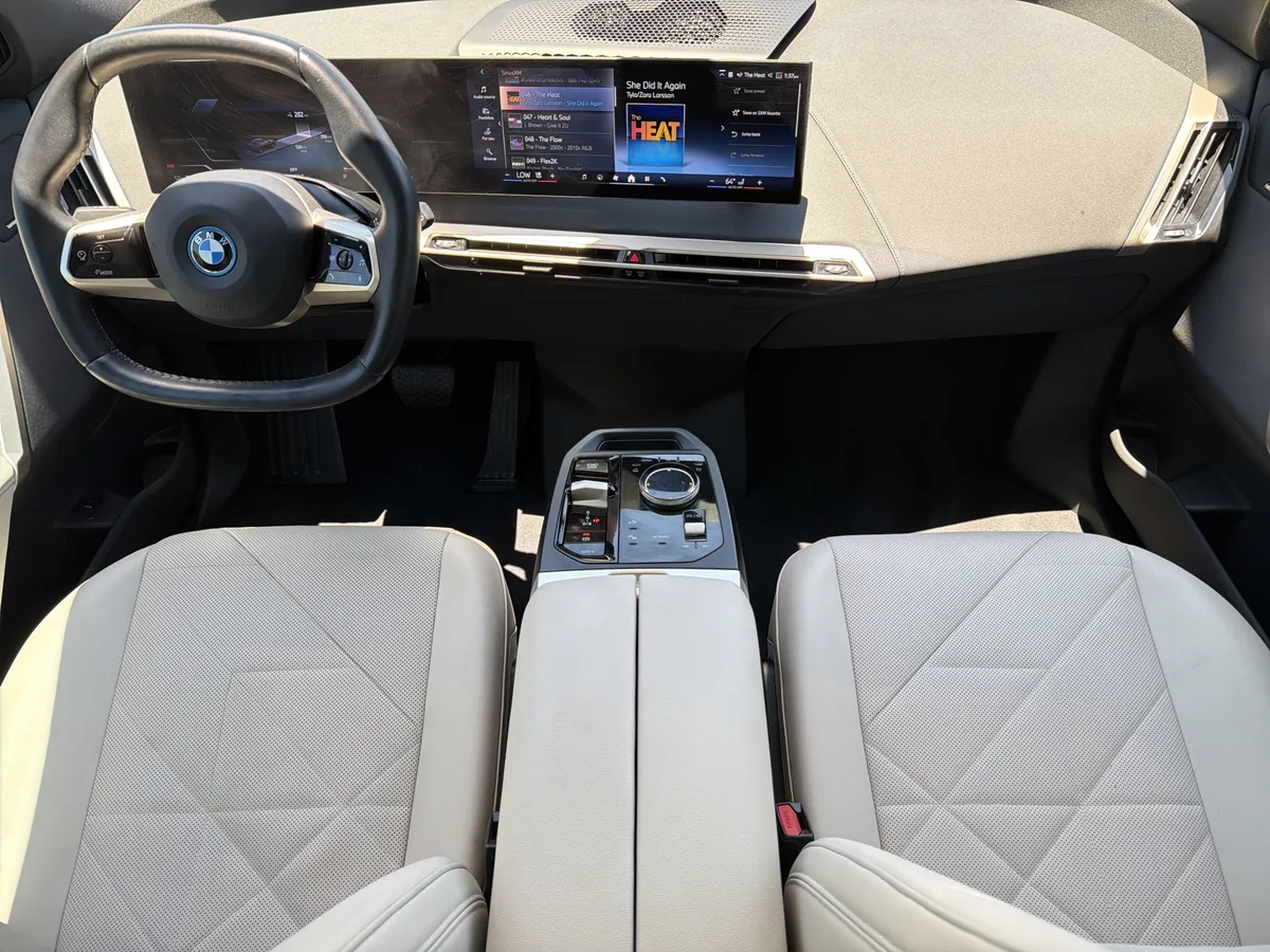 2024 BMW iX xDrive50 thumbnail 3