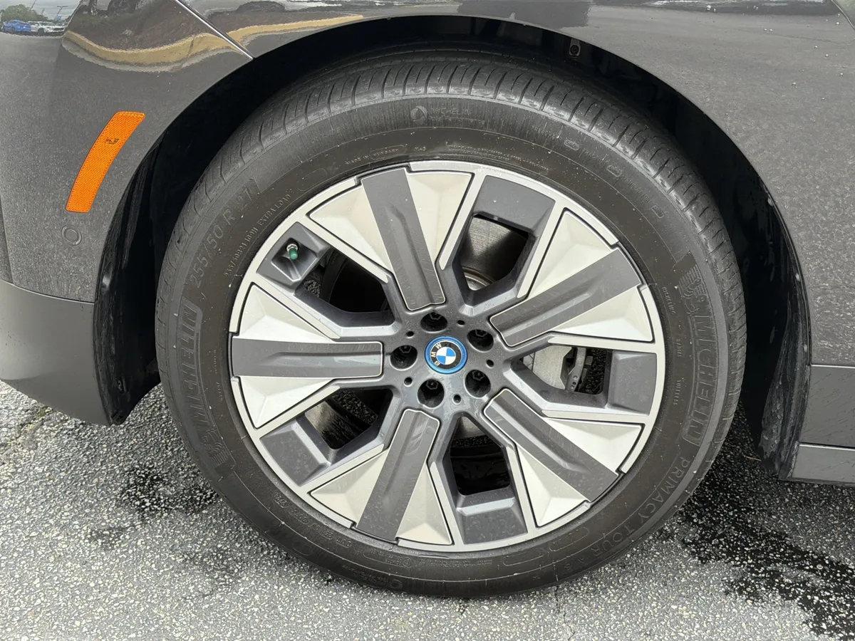 2024 BMW iX xDrive50 thumbnail 27