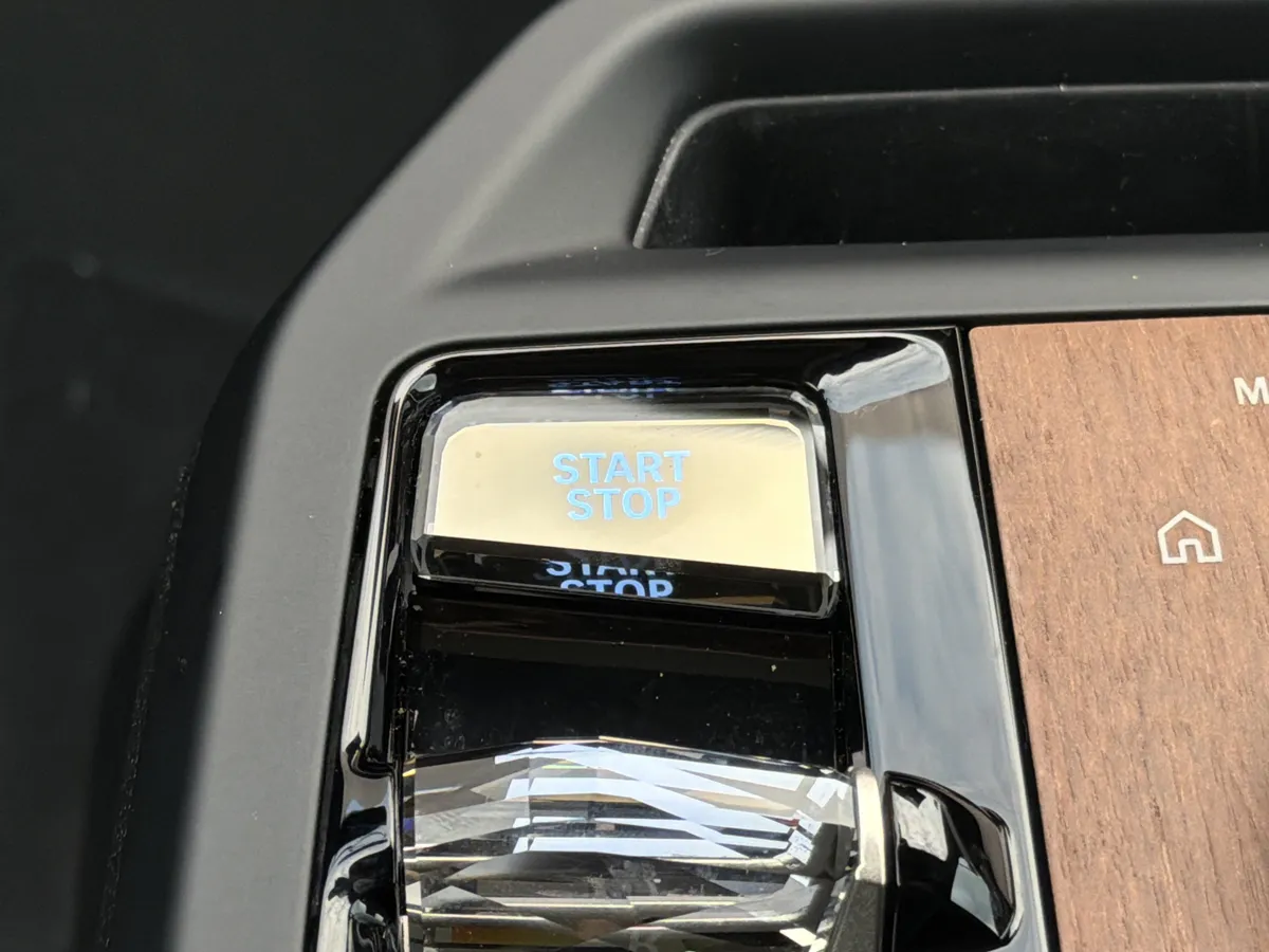 2024 BMW iX xDrive50 thumbnail 8