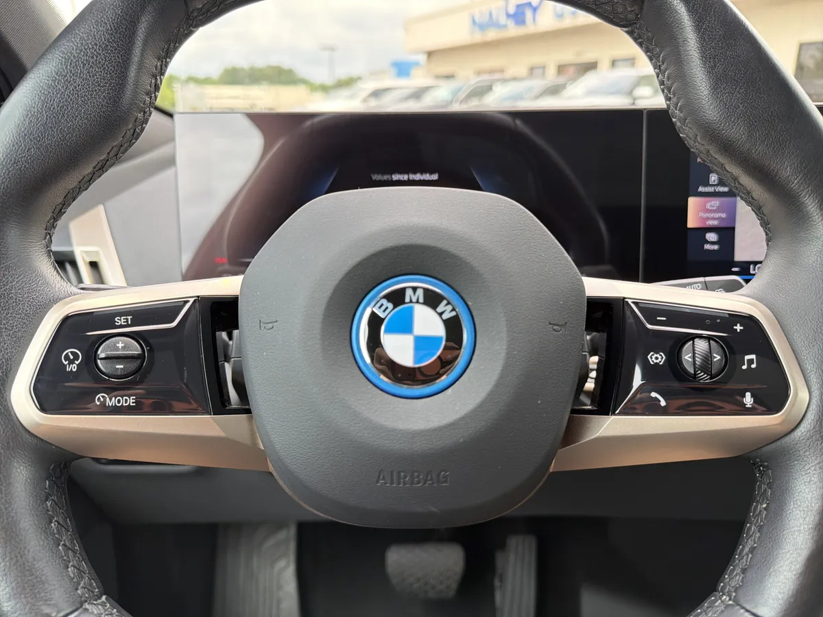 2024 BMW iX xDrive50 thumbnail 9