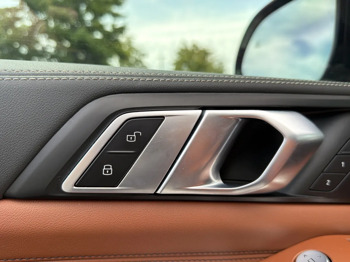 2024 BMW X7 M60i thumbnail 25