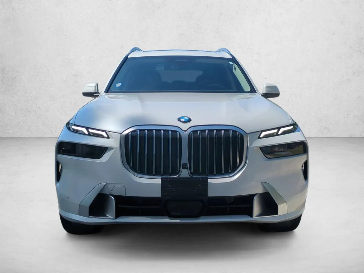 2024 BMW X7 xDrive40i thumbnail 2