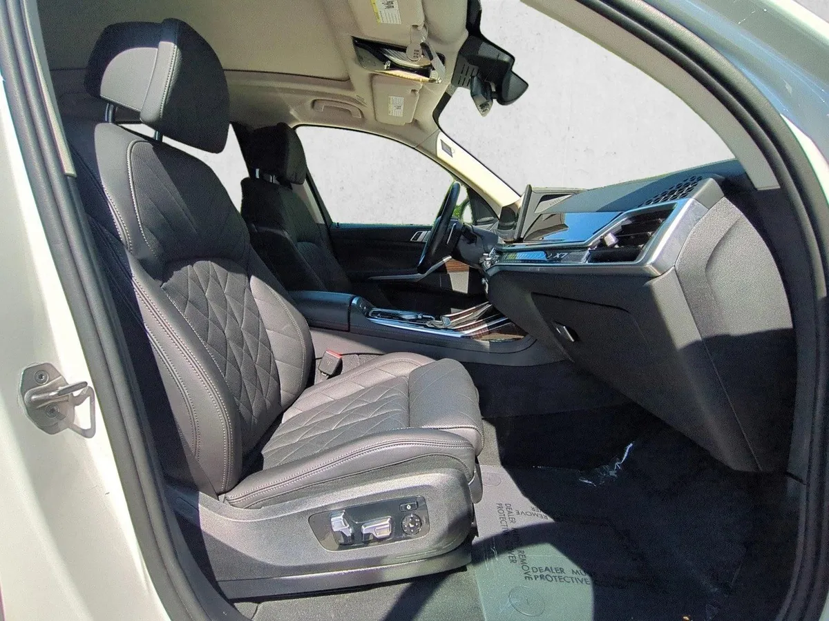 2024 BMW X7 xDrive40i thumbnail 25