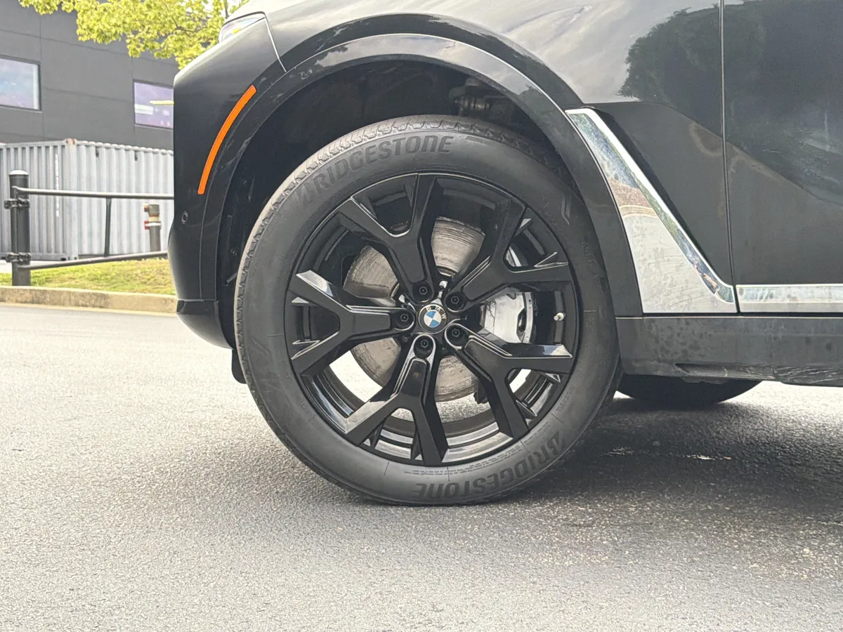 2024 BMW X7 xDrive40i thumbnail 11