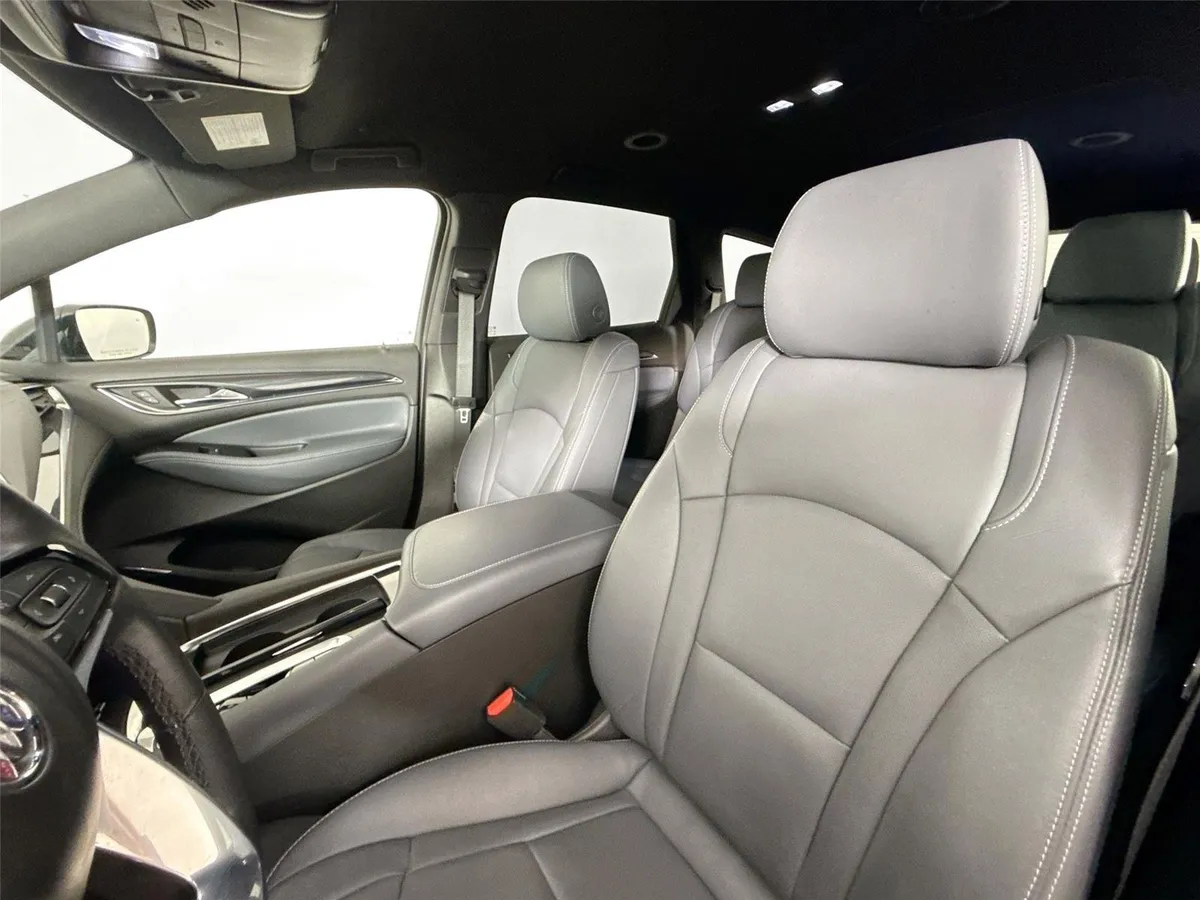 2024 Buick Enclave Essence thumbnail 3