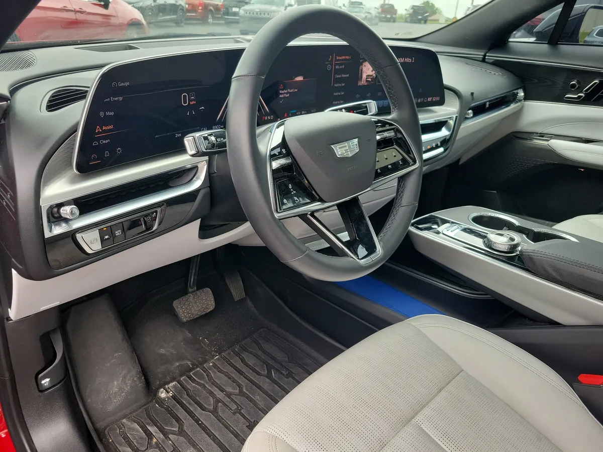 2024 CADILLAC LYRIQ Luxury thumbnail 3