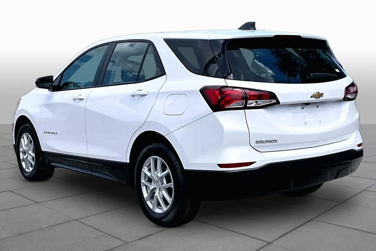2024 Chevrolet Equinox LS thumbnail 12
