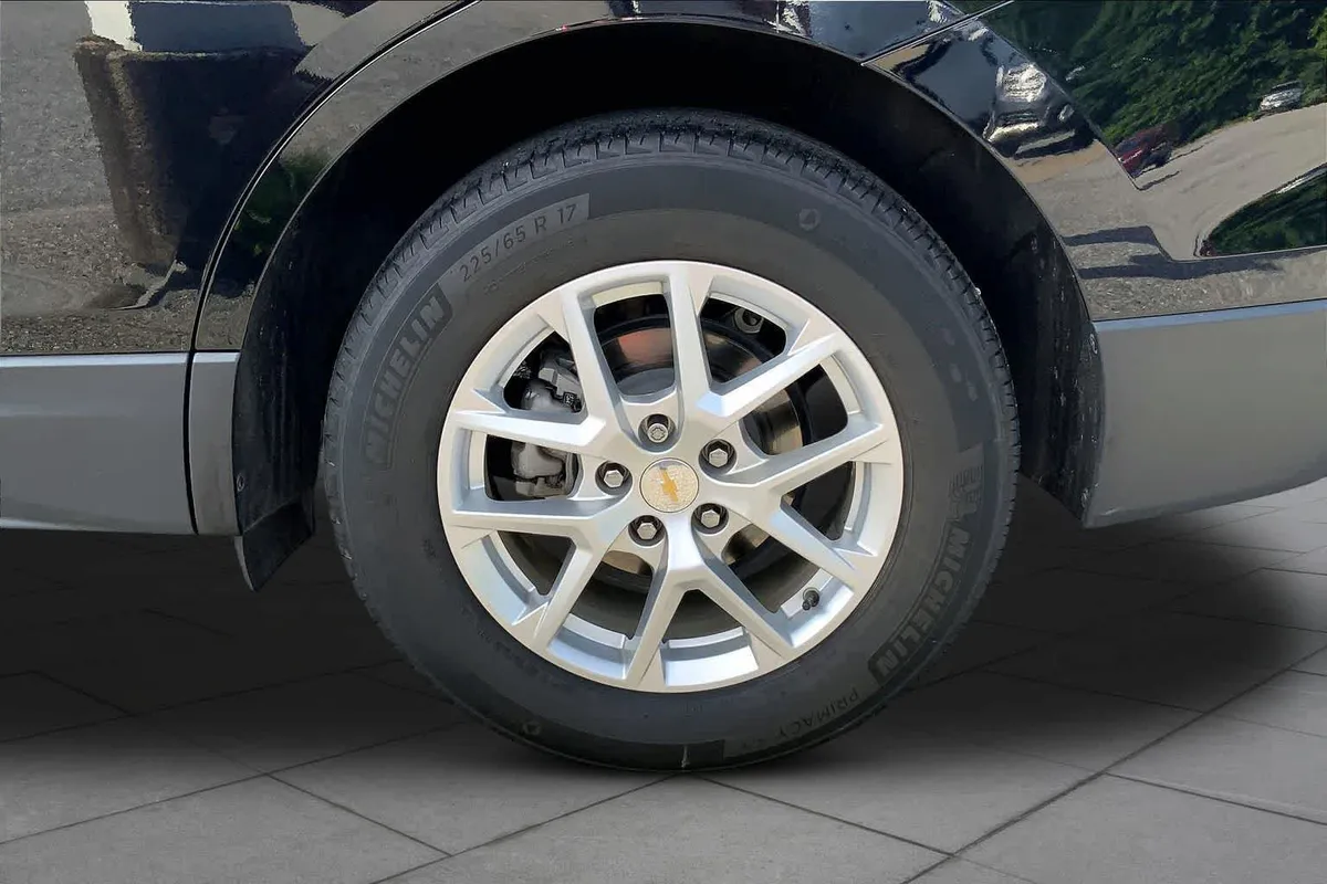2024 Chevrolet Equinox LS thumbnail 11