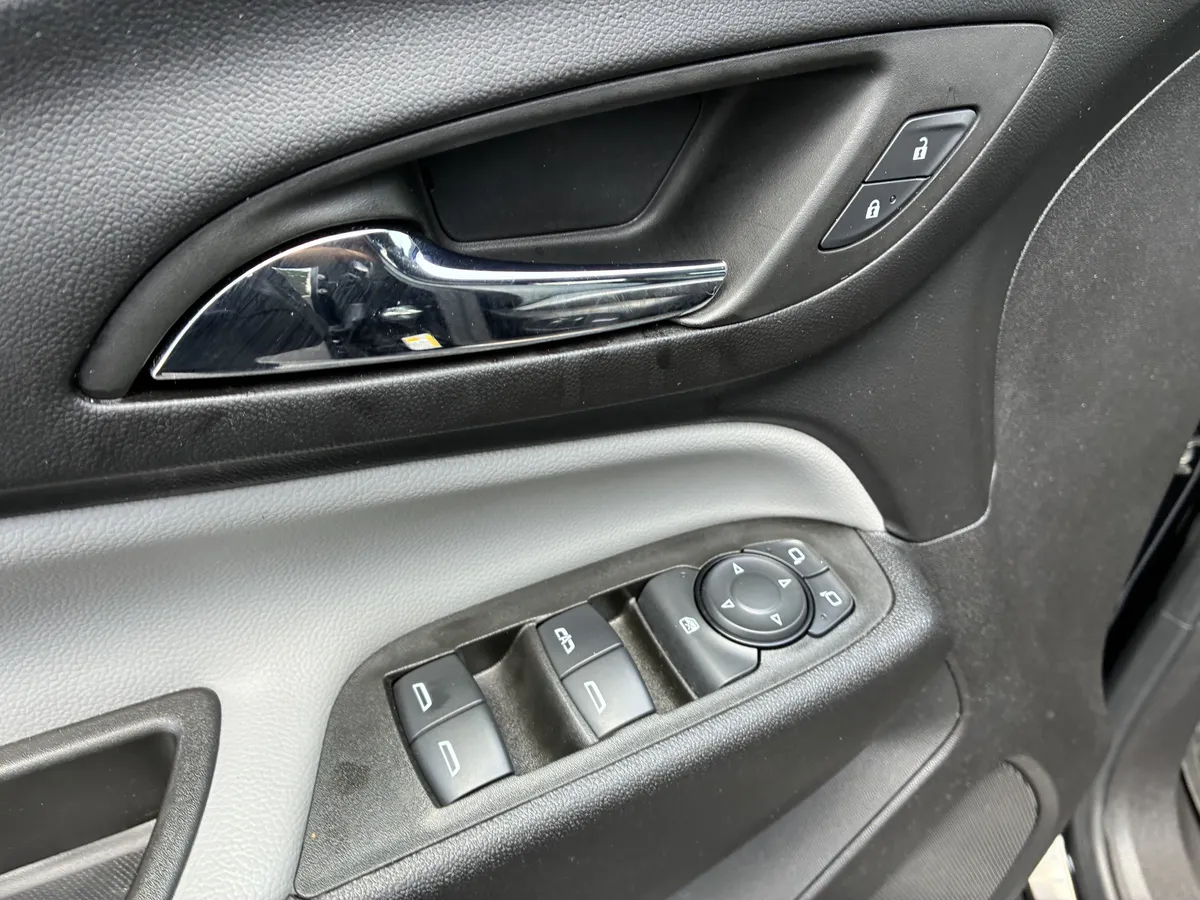 2024 Chevrolet Equinox LS thumbnail 23