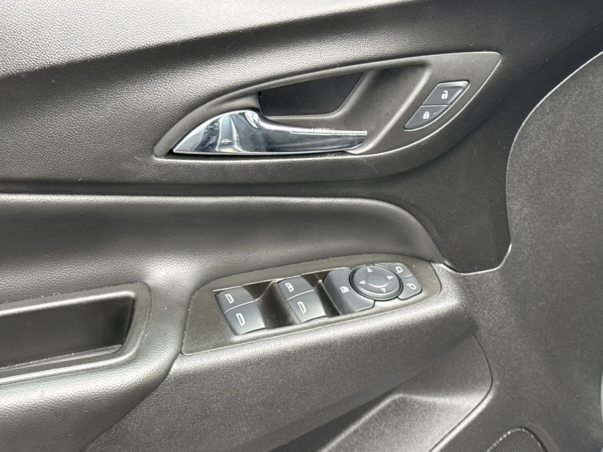 2024 Chevrolet Equinox LT thumbnail 16