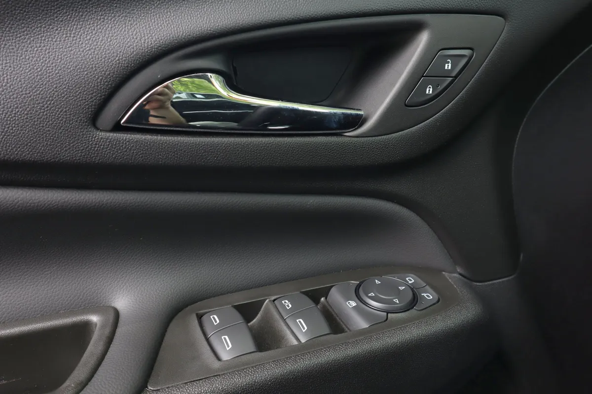 2024 Chevrolet Equinox LT thumbnail 22