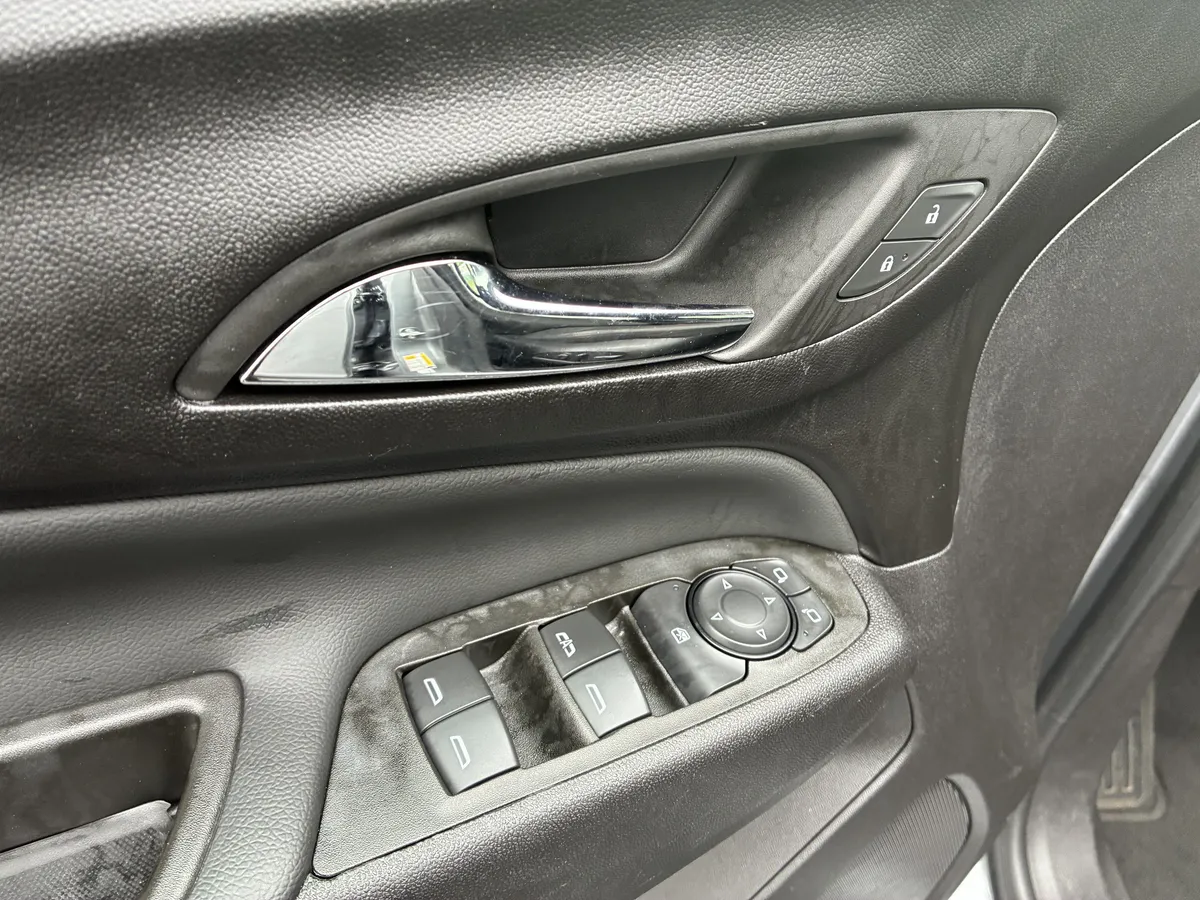 2024 Chevrolet Equinox LT thumbnail 24