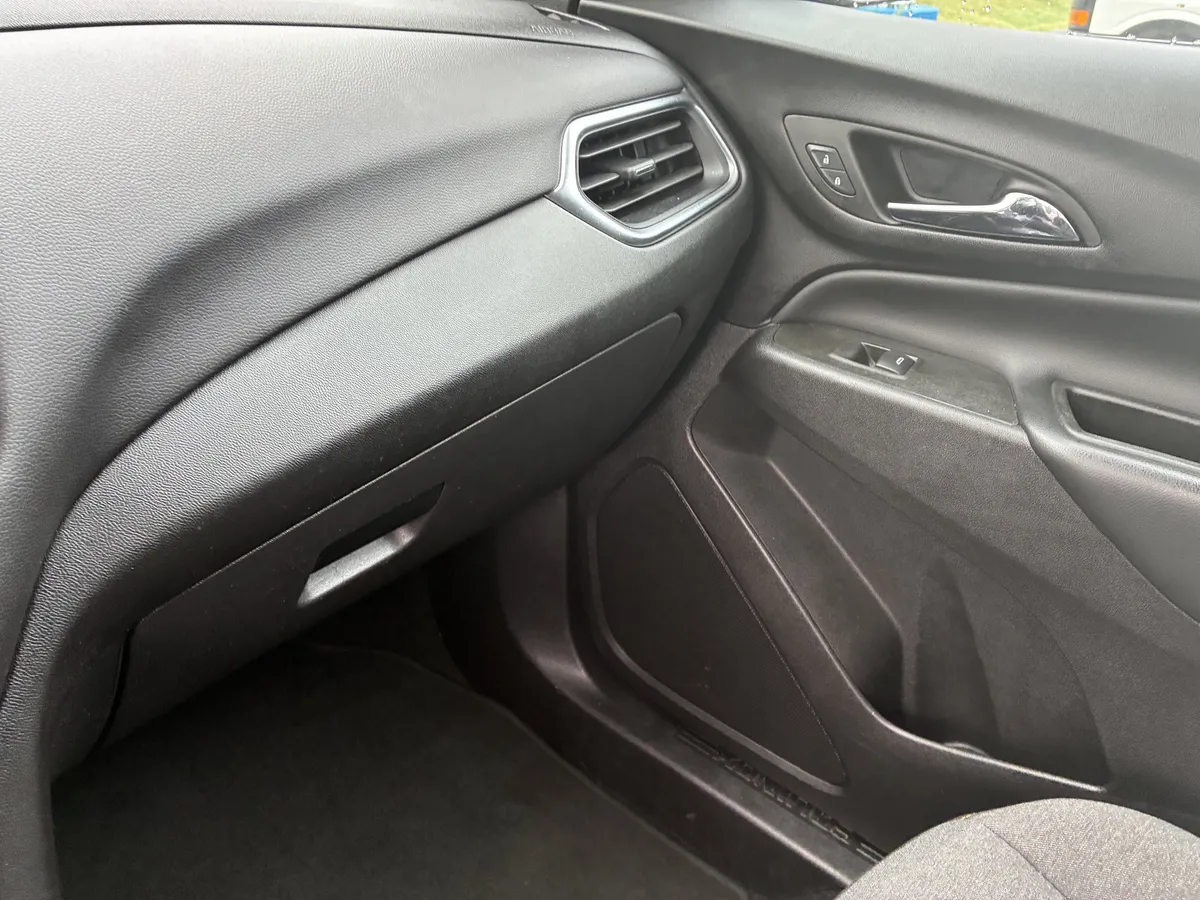 2024 Chevrolet Equinox LT thumbnail 35