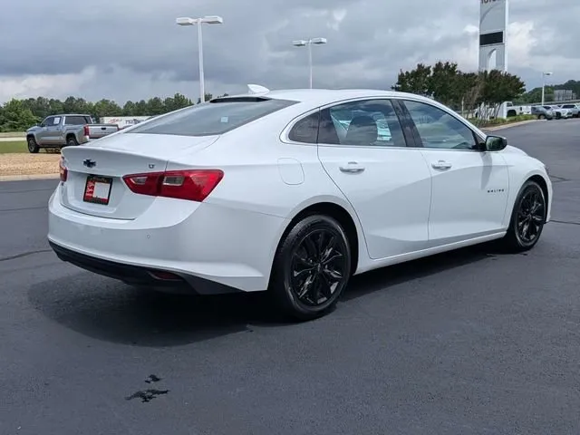 2024 Chevrolet Malibu LT thumbnail 3