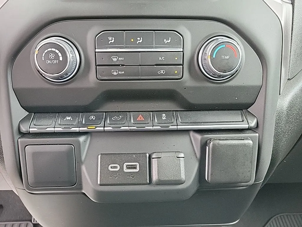 2024 Chevrolet Silverado 1500 Custom thumbnail 17