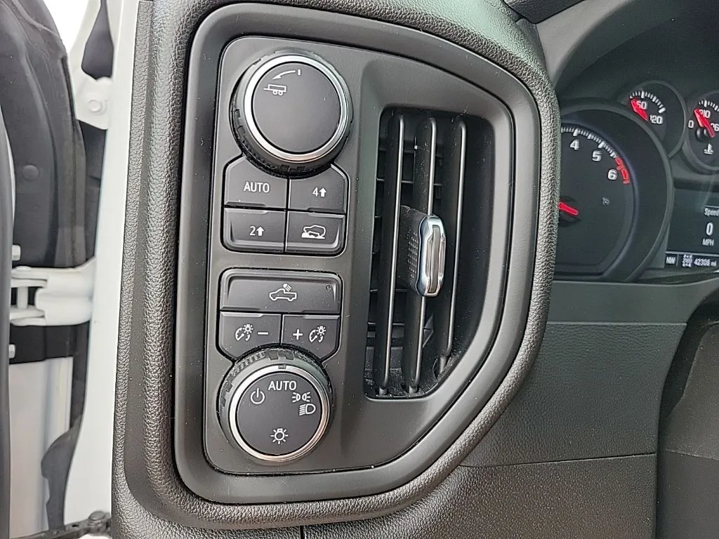 2024 Chevrolet Silverado 1500 Custom thumbnail 19