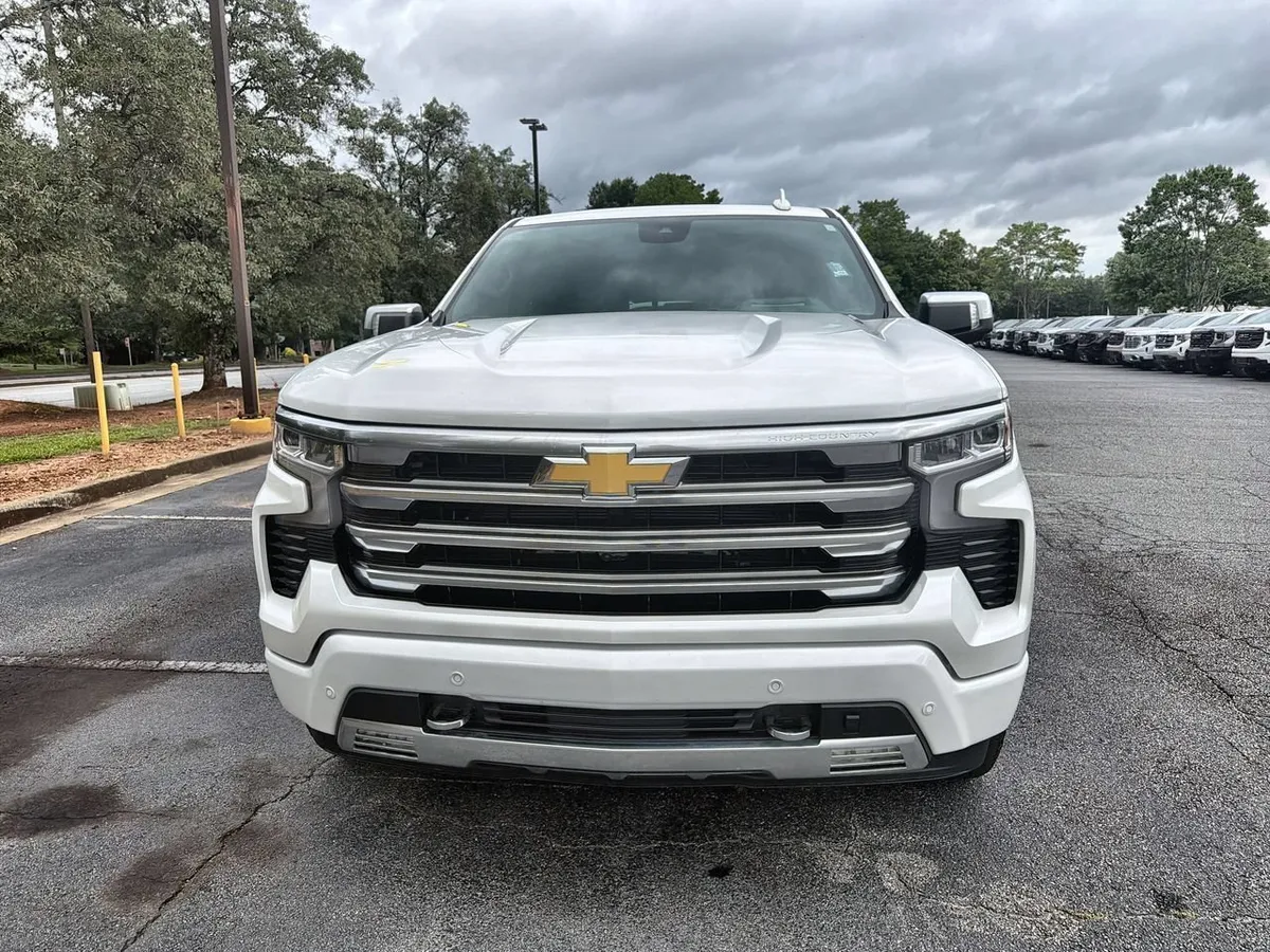 2024 Chevrolet Silverado 1500 High Country thumbnail 3