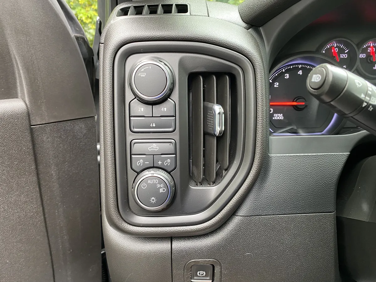 2024 Chevrolet Silverado 3500HD Work Truck thumbnail 17
